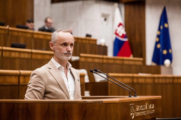  Valášek tvrdí, že jeho kolegovia z PS boli na Ukrajine a vyzvali osobne Zelenského, aby pripustil inšpekciu ropovodu