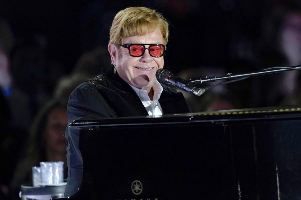 Seriálové a filmové tipy: Rozlúčka Eltona Johna aj pokračovanie Začarovaných