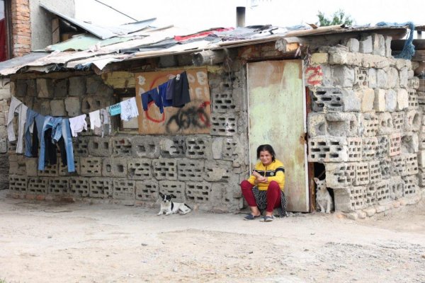 Prisadnúť si k rómskemu spolucestujúcemu by prekážalo až 46 percentám opýtaných