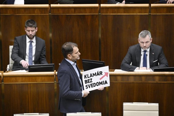 .týždeň v parlamente: Pellegriniho vierolomnosť a Dankov papalášizmus