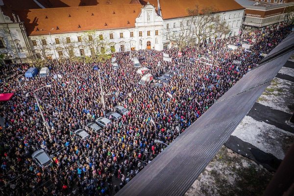 Protikorupčný pochod pritiahol do dažďa masy