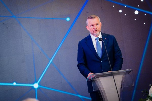 Pellegrini sa zatiaľ nedokázal vymaniť z tieňa koaličného prezidenta, uviedol Šimečka