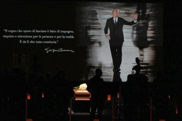 Tisíce ľudí prišli vzdať poctu módnemu návrhárovi Armanimu